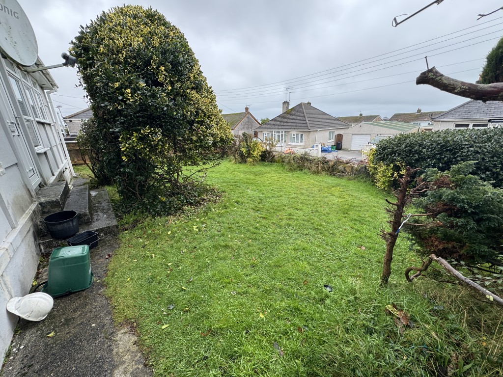 Lot: 117 - DETACHED BUNGALOW ON GENEROUS PLOT - Front garden